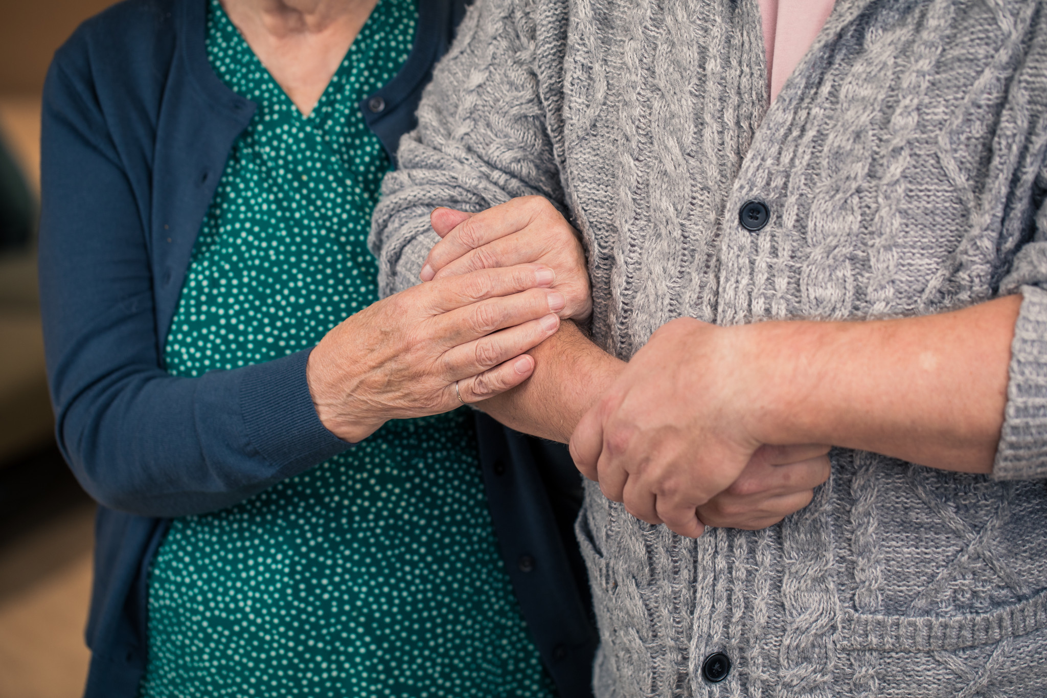 Vanha nainen ja poikansa käsikynkässä.