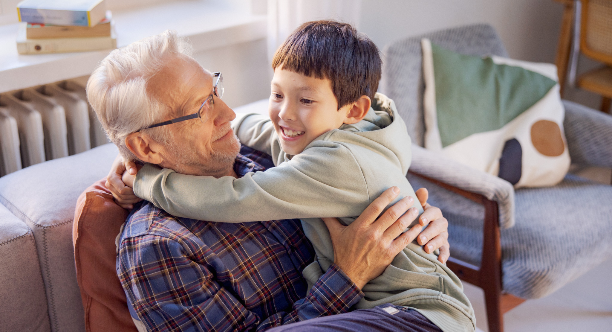 Lapsi isoisän sylissä.
