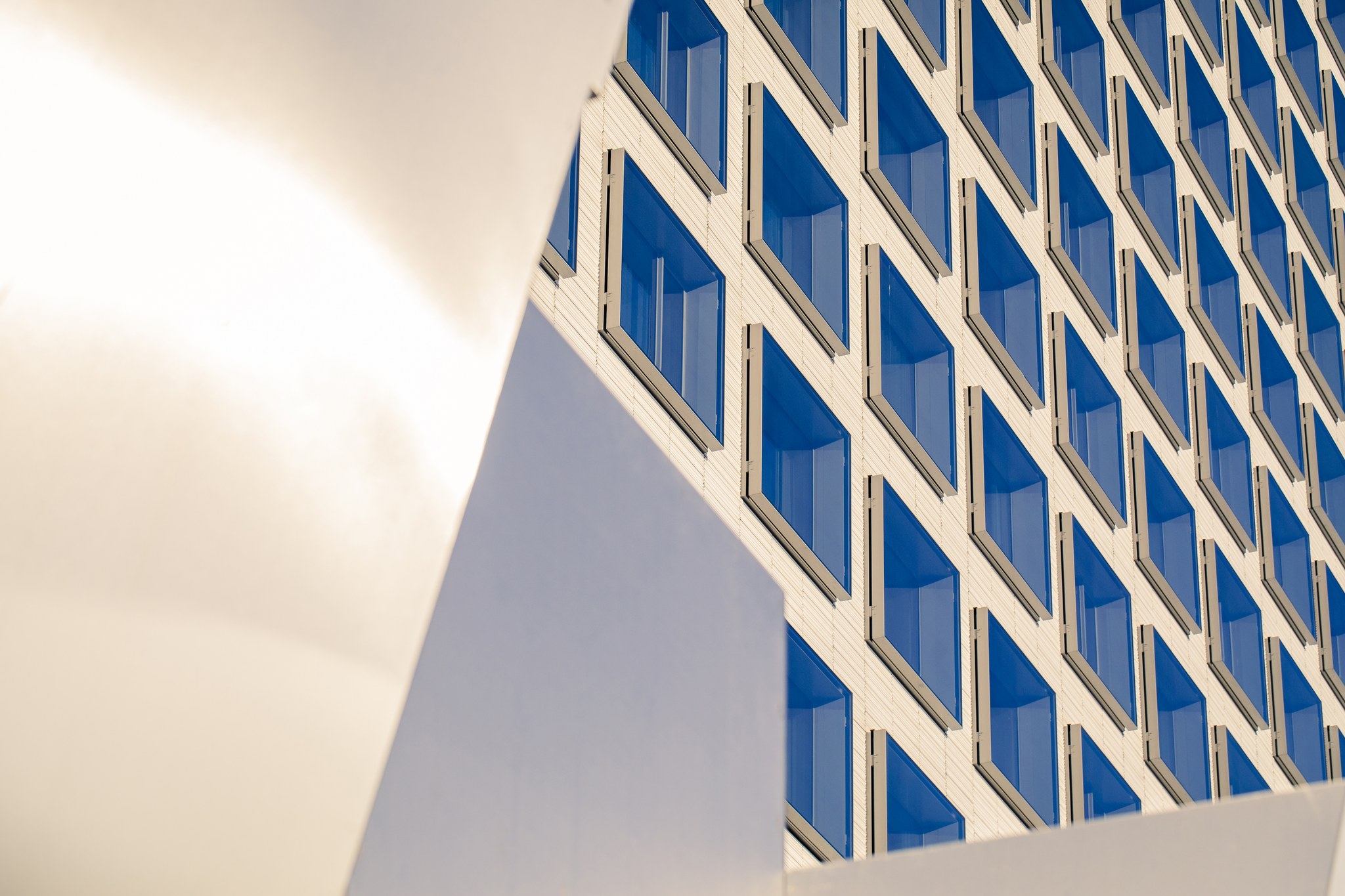 Abstrakti kuva modernista rakennuksesta.